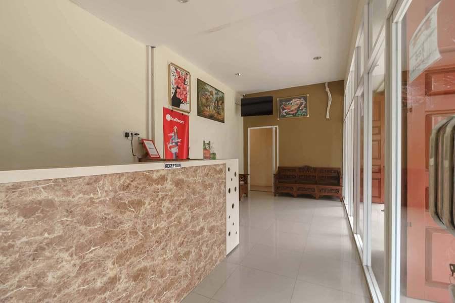 Медан: RedDoorz near RS Adam Malik Medan 2