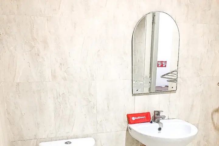 Сурабая: RedDoorz near Bukit Darmo Golf