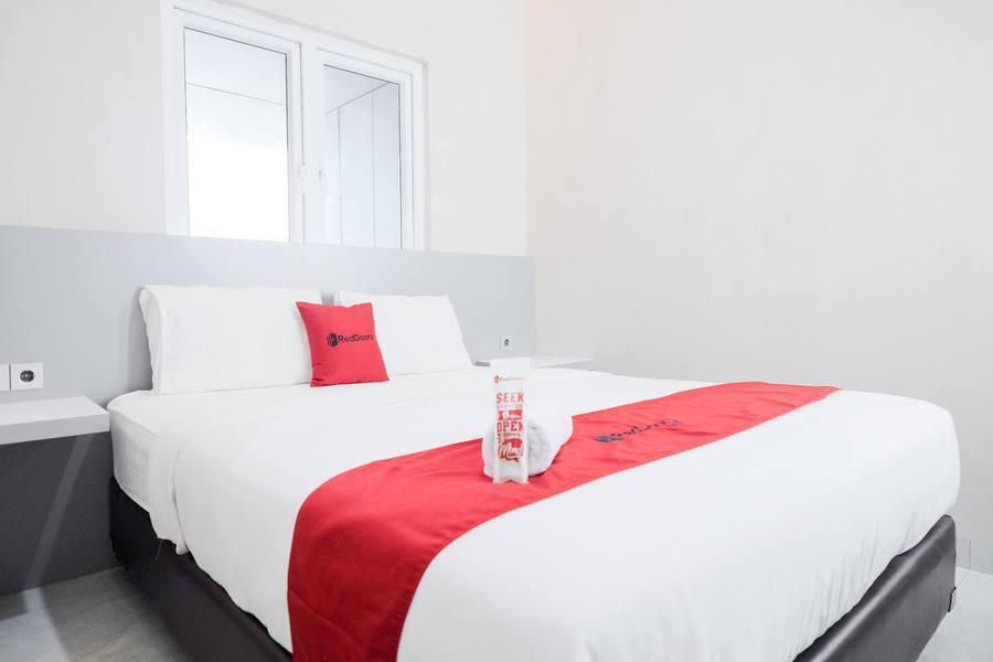 RedDoorz Plus near Deli Park Mall Medan — фото 4