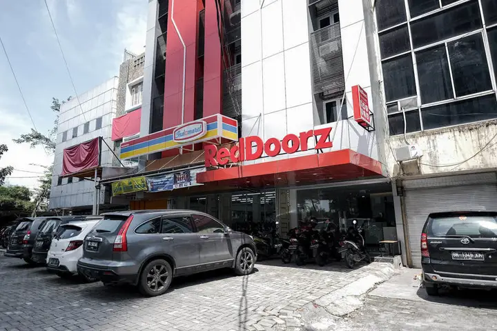 RedDoorz Plus near Deli Park Mall Medan — фото 1