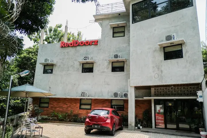 RedDoorz  near Trans Studio Mall Cibubur 3 — фото 1