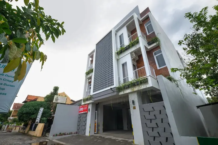Super OYO Collection O 90023 Damar Kusumo Guest House — фото 1