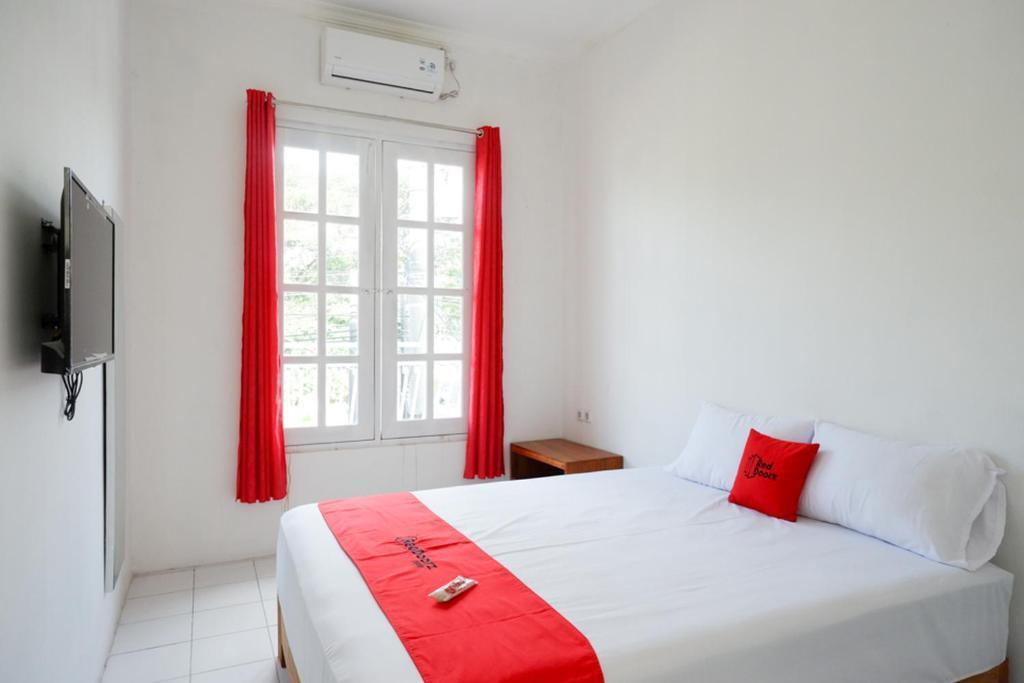 Сукохарджо: RedDoorz Plus near UMS Solo