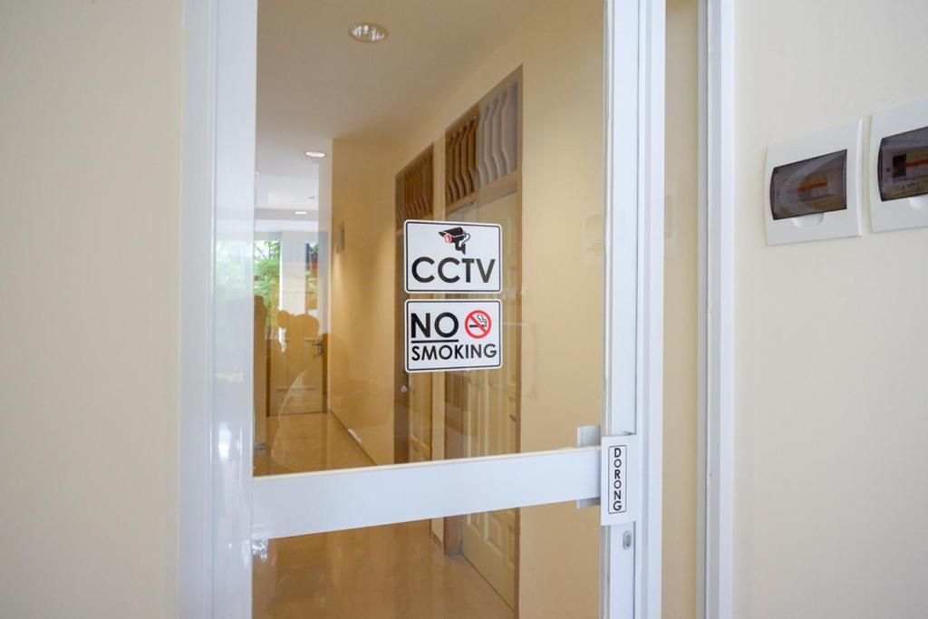 Депок: RedDoorz near Ambarrukmo Plaza Mall
