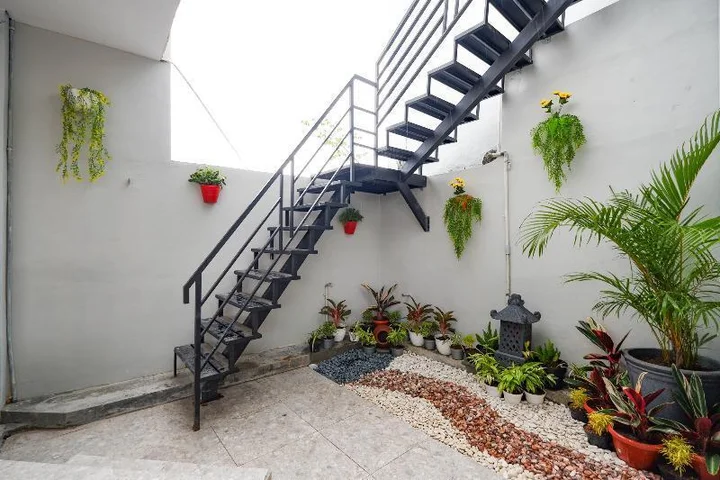 Суракарта: Maddava House