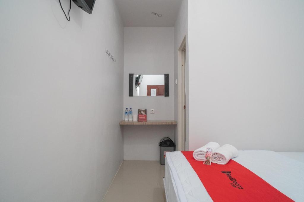 RedDoorz Syariah near Jalan Ahmad Yani Banjarmasin 3 — фото 5