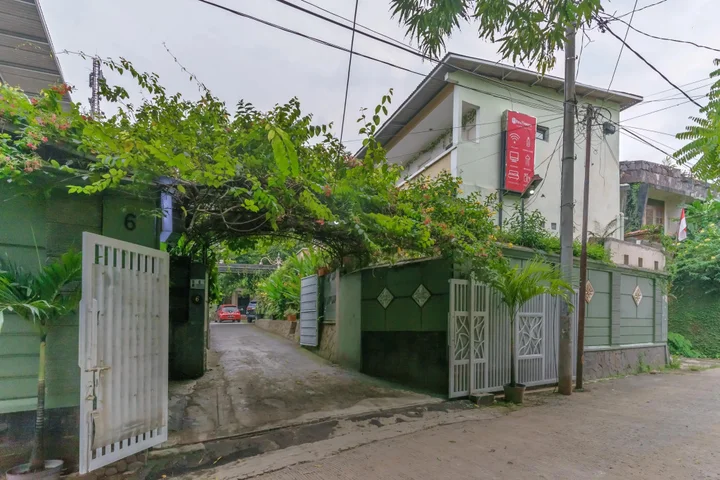 Депок: RedDoorz near RS Mitra Keluarga Depok