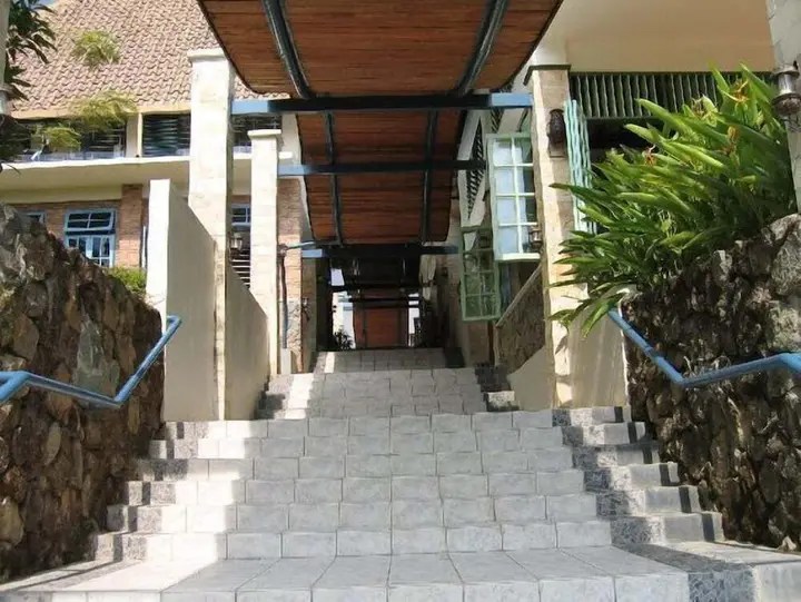 Петумбак: Deli River And Restaurant Omlandia