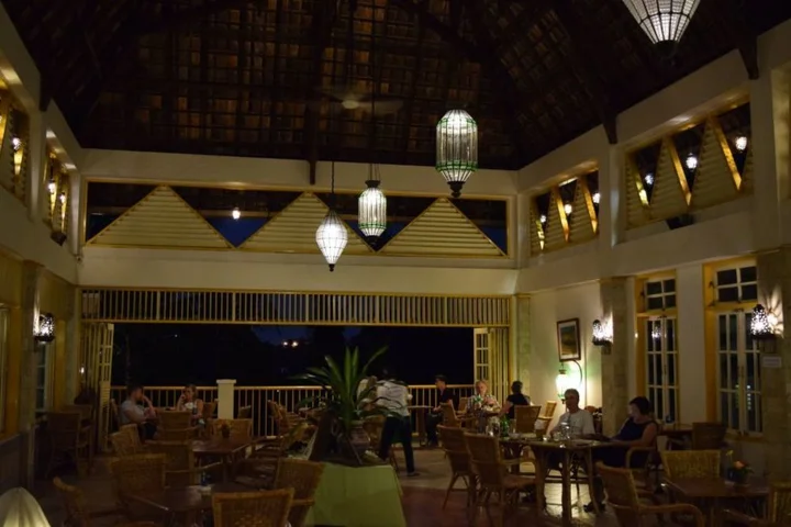 Петумбак: Deli River And Restaurant Omlandia