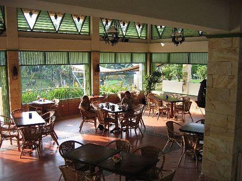 Петумбак: Deli River And Restaurant Omlandia