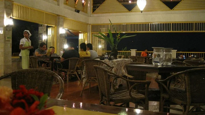 Петумбак: Deli River And Restaurant Omlandia