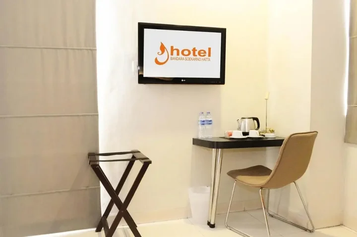Тангеранг: J hotel
