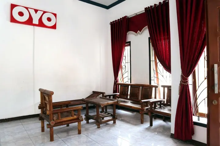 Паданг: Penginapan Eby by OYO Rooms