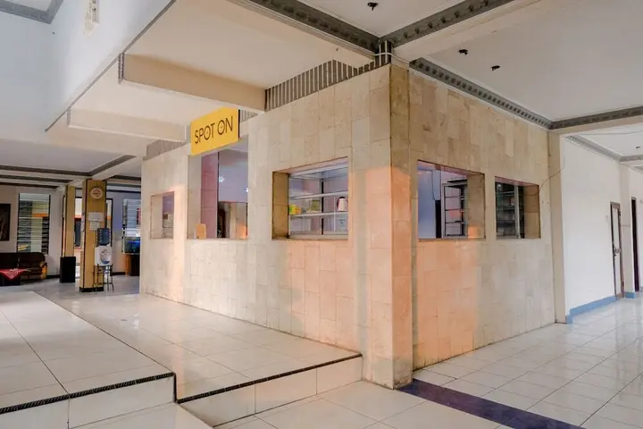 Джомбанг: Hotel Dewi by OYO Rooms