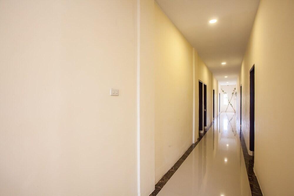 Петумбак: Hotel Winston by OYO Rooms
