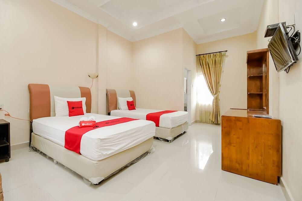 Озеро Тоба: Wisma Sibayak Guest House by RedDoorz
