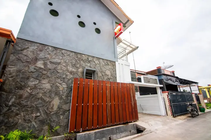 Тегал: Super OYO 2808 D'residence Syariah
