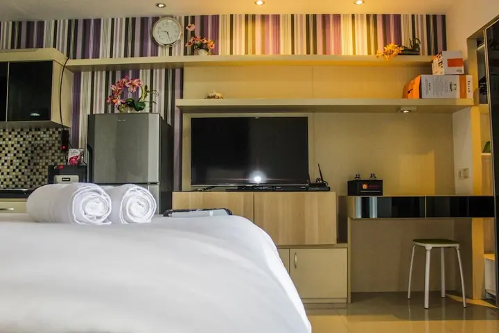 Legok: Minimalist Studio Apartment at Atria Residences with Pool View