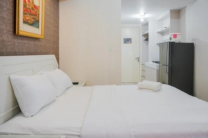 Legok: Minimalist Studio Apartment with City View at M-Town Residence