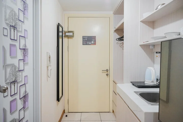 Legok: Minimalist Studio Apartment with City View at M-Town Residence