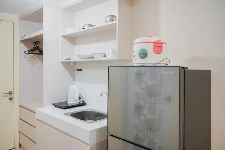 Legok: Minimalist Studio Apartment with City View at M-Town Residence