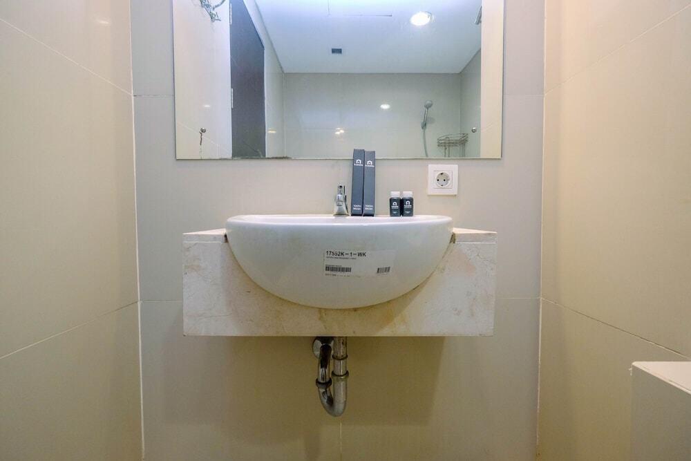 Legok: Comfy and Minimalist 1BR Apartment at Atria Residence