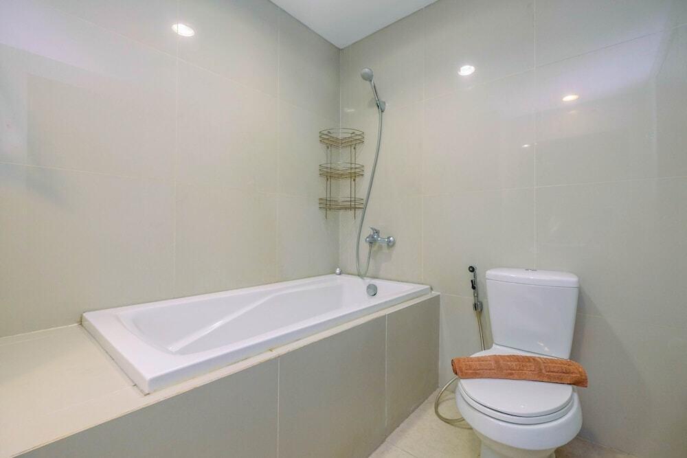 Legok: Comfy and Minimalist 1BR Apartment at Atria Residence