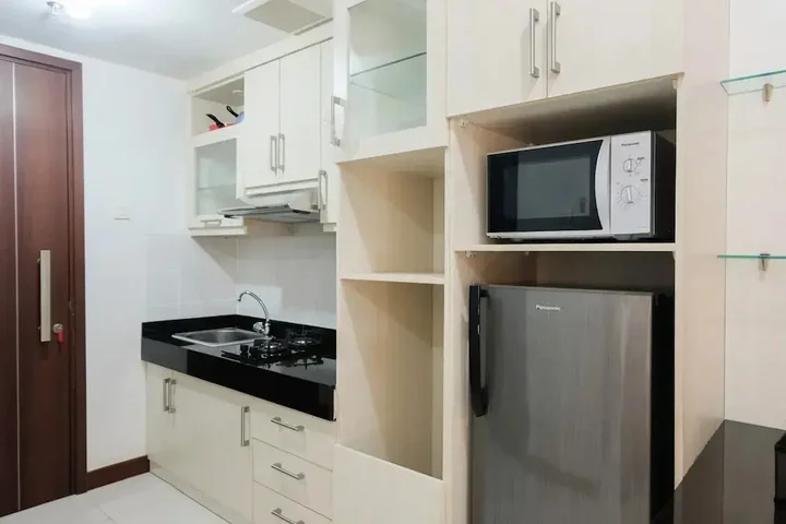 Legok: Cozy with City View Studio at Scientia Apartment