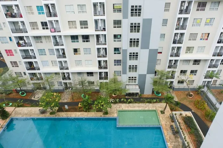 Legok: Cozy with City View Studio at Scientia Apartment