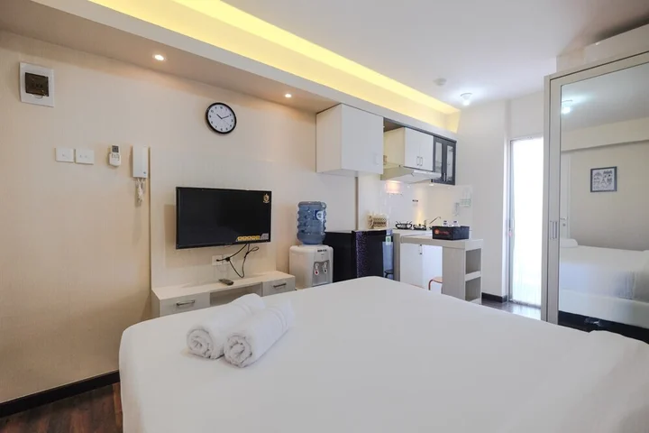 Джакарта: Newly Furnished Studio at Bassura City Apartment