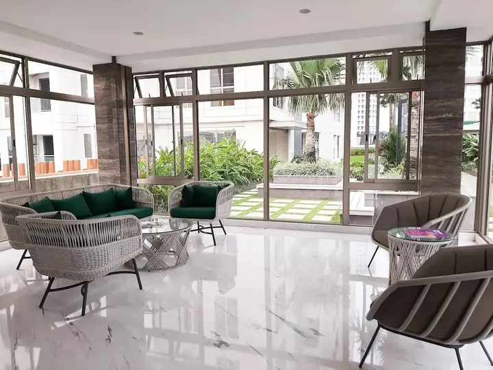 Legok: Elegant 2BR Apartment at M-Town Signature near Shopping Mall