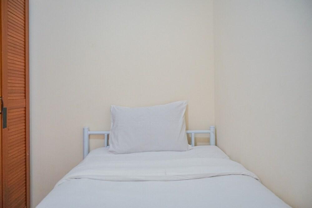 Тангеранг: Homey and Simple 2BR at The Medina Apartment