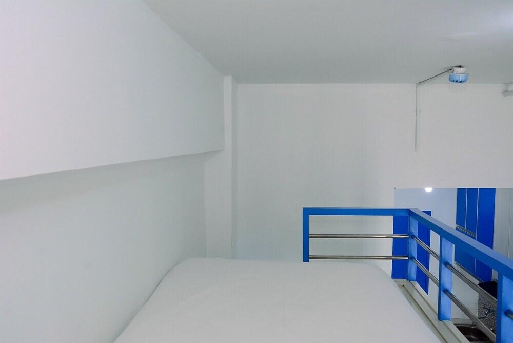 Депок: Minimalist and Posh Studio Dave Apartment
