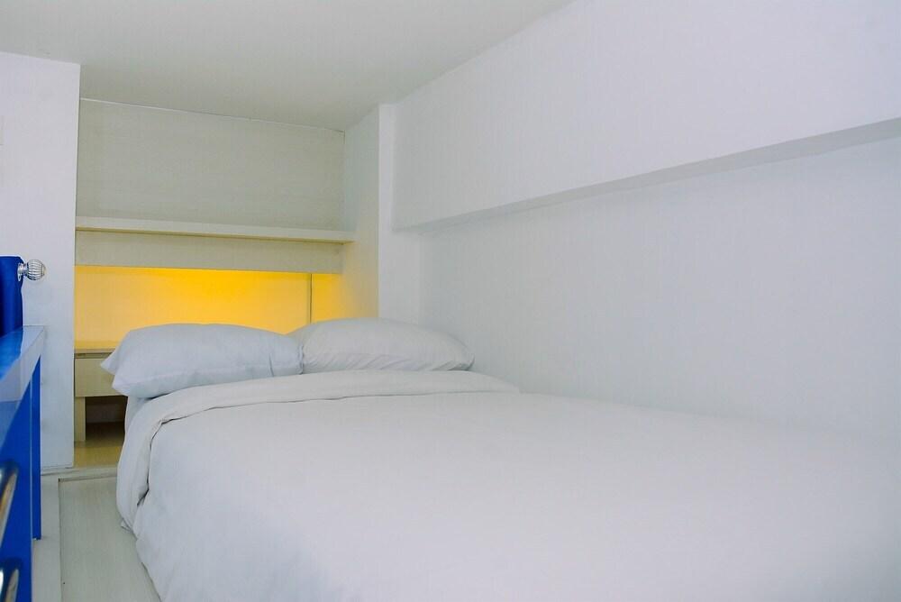 Депок: Minimalist and Posh Studio Dave Apartment
