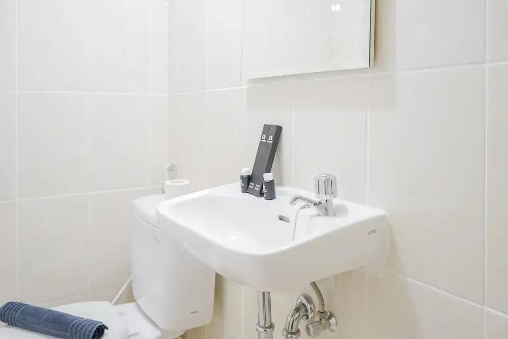 Legok: Pool View Studio Apartment at M-Town Residence
