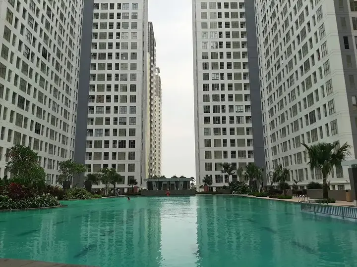 Legok: Pool View Studio Apartment at M-Town Residence