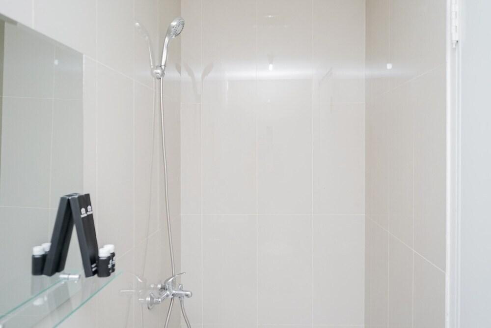 Legok: Fully Furnished With Comfortable Design Studio Majestic Point Serpong Apartment