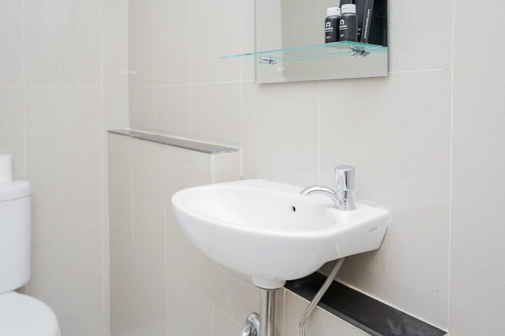 Legok: Fully Furnished With Comfortable Design Studio Majestic Point Serpong Apartment