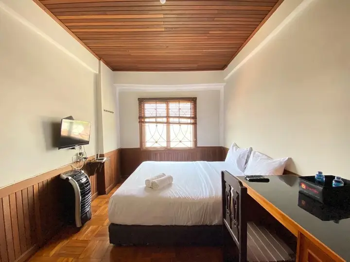 Cozy & Artistic Studio at Pinewood Jatinangor Apartment — фото 4