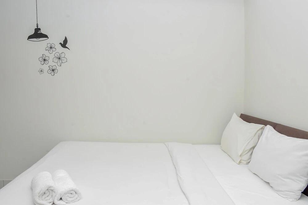 Джакарта: Cozy and Comfy Studio at Amethyst Apartment