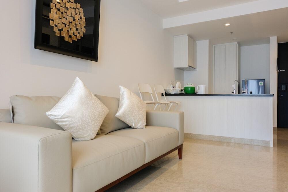 Legok: Elegant Best View 1BR Branz Apartment