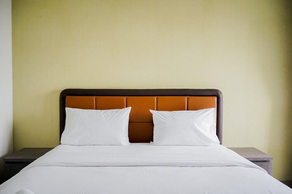 Legok: Cozy and Sweet Studio at Paramount Skyline Apartment