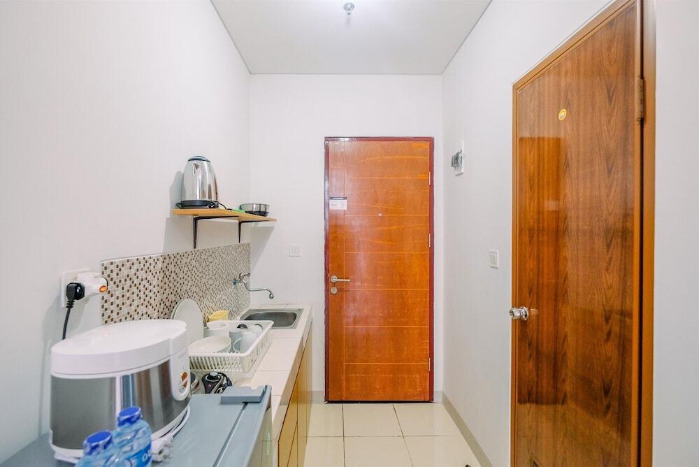 Депок: Great Deal Studio at Dave Apartment near Campus