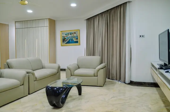 Fully Furnished with Spacious Design 3BR Penthouse Kondominium Golf Karawaci Apartment — фото 4