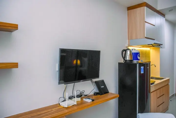 Депок: Nice And Cozy Studio At Evenciio Apartment