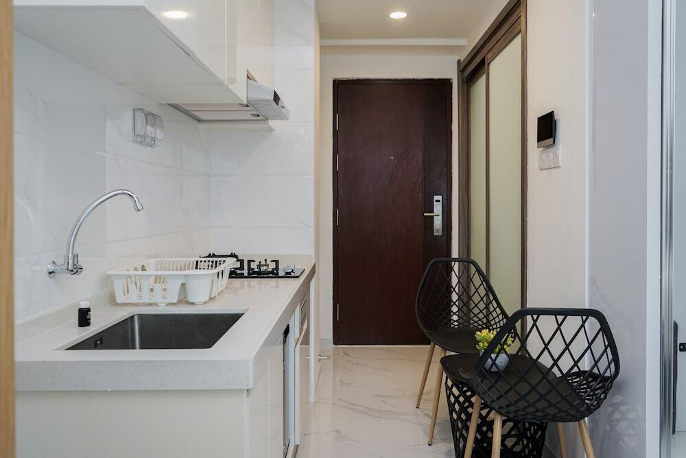 Legok: Elegant And Comfortable Studio Sky House Bsd Apartment