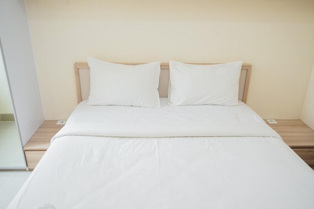 Cozy And Simply Studio Room At B Residence Apartment — фото 6