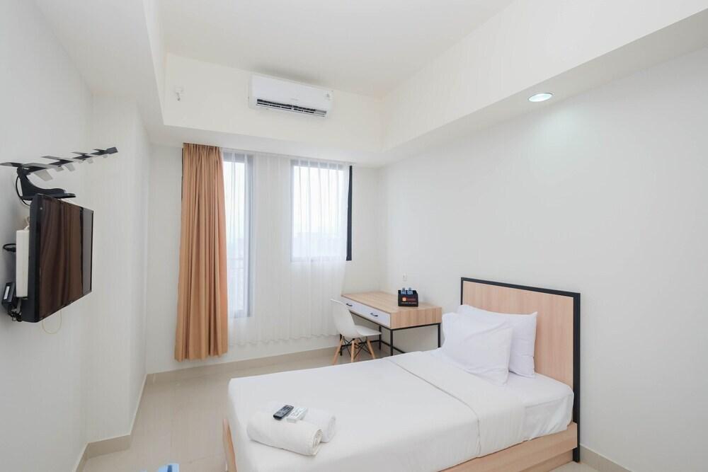 Депок: Pleasurable Studio at Evenciio Apartment near Campus Area