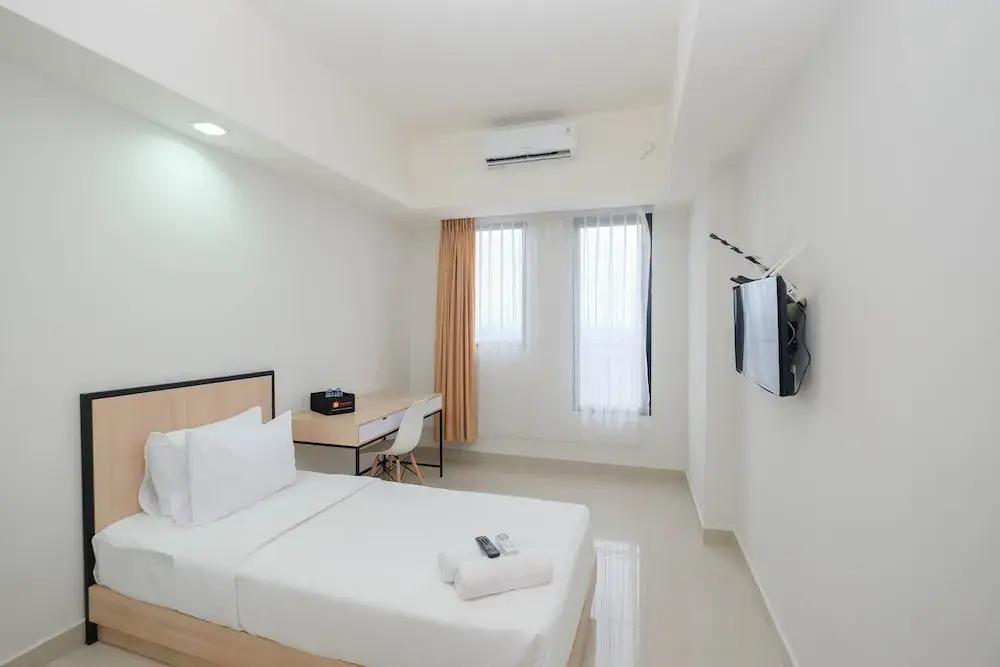 Comfort and Strategic Studio at Evenciio Apartment near Campus Area — фото 1