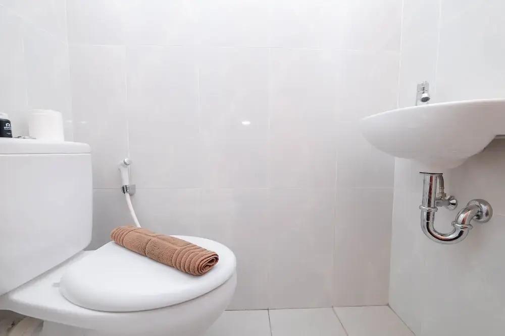 Comfort and Strategic Studio at Evenciio Apartment near Campus Area — фото 6